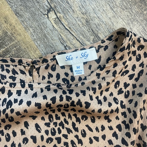 Cheetah Print Long Sleeve Blouse. - Picture 2 of 4